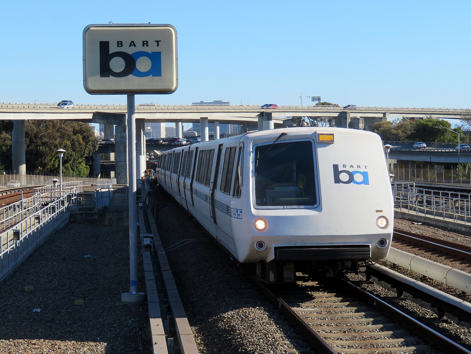 1593px-Antioch-bound_train_approaching_MacArthur_station,_June_2018